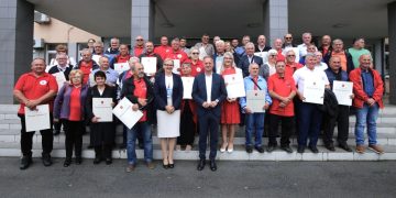 Župan uručio Povelje humanosti: 45 dobrovoljnih darivatelja krvi iz VPŽ dalo krv 100 puta ili više