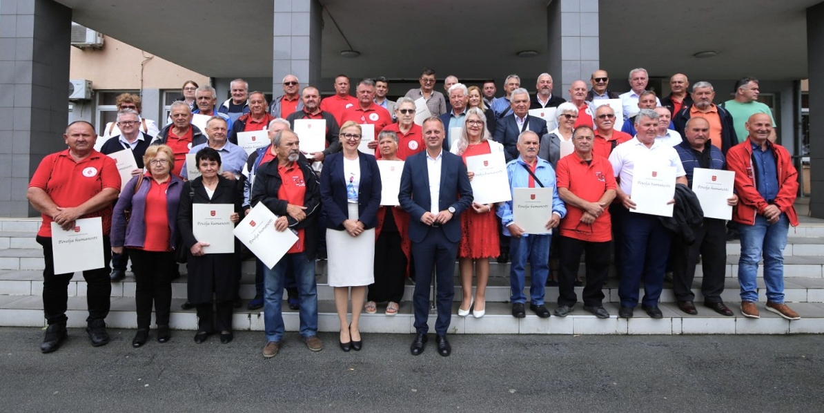 Župan uručio Povelje humanosti: 45 dobrovoljnih darivatelja krvi iz VPŽ dalo krv 100 puta ili više