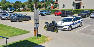 Mladi vozač iznenadio policiju: Nakon niza prekršaja nepropisno parkirao ispred njihove postaje