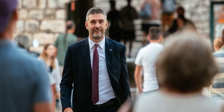 “Ljudi misle da je to privilegij. Istina je potpuno drukčija”: Kako izgleda život pod 24-satnom policijskom zaštitom