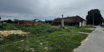 [FOTO] Godinama zarasla parcela u centru Bjelovara napokon se čisti, poznati poduzetnik otkrio planove