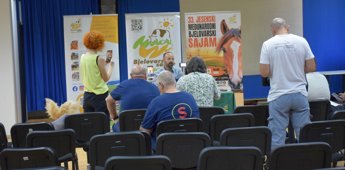 Prvog dana na poslu otkrio da mu nedostaje jedan papir, najavljuje reviziju i ogromna ulaganja