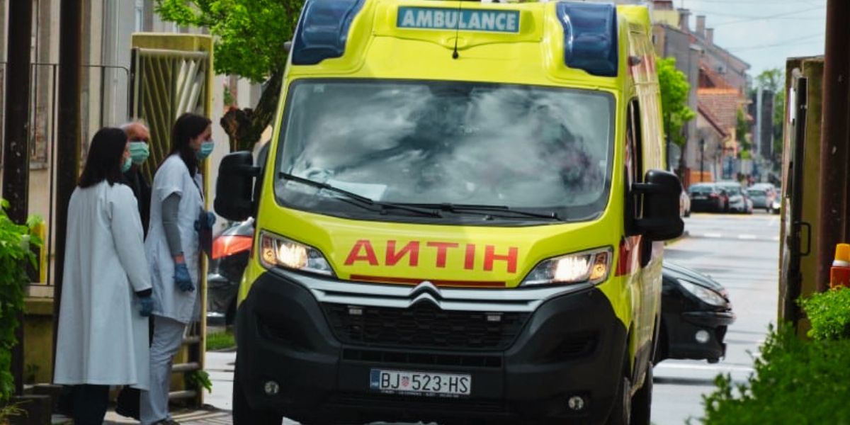Prešao u suprotni trak i izazvao sudar: Mladi vozač prevezen u bolnicu