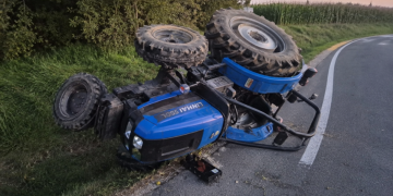 Bez položenog vozačkog ispita prevrnuo traktor, s njim se vozilo i dijete