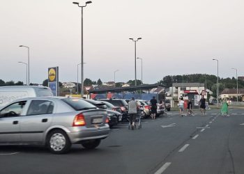 Auto do auta, čovjek do čovjeka: Jedna namirnica doslovno ‘nestala’ s polica trgovina