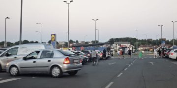 Auto do auta, čovjek do čovjeka: Jedna namirnica doslovno ‘nestala’ s polica trgovina