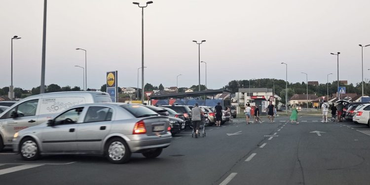 Auto do auta, čovjek do čovjeka: Jedna namirnica doslovno ‘nestala’ s polica trgovina