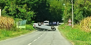 Automobil na krovu! Zbog nesreće zatvorena cesta nadomak grada