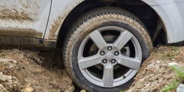 Automobil udario u betonski most, vozač poginuo