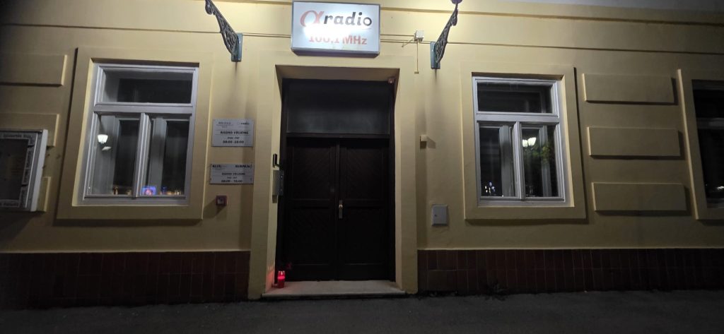 Svijeća za Mišu Kovača ispred Alfa radija