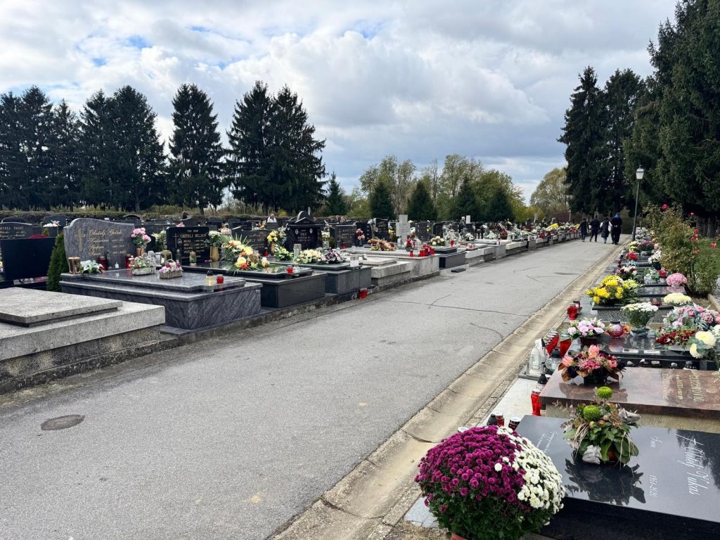 Gradsko groblje Borik u Bjelovaru uoči Svih svetih (Foto: Daša Horvat)