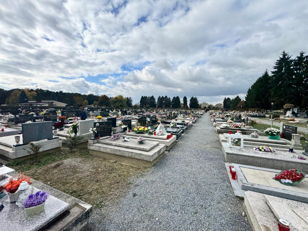 Gradsko groblje Borik u Bjelovaru uoči Svih svetih (Foto: Daša Horvat)