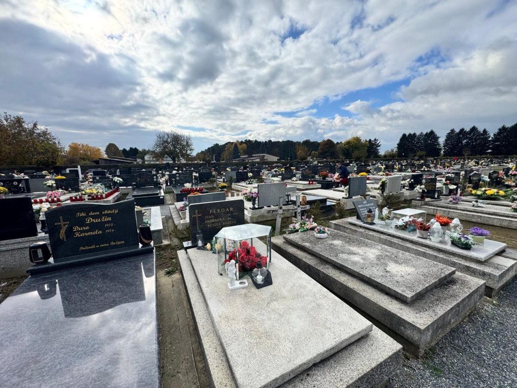 Gradsko groblje Borik u Bjelovaru uoči Svih svetih (Foto: Daša Horvat)